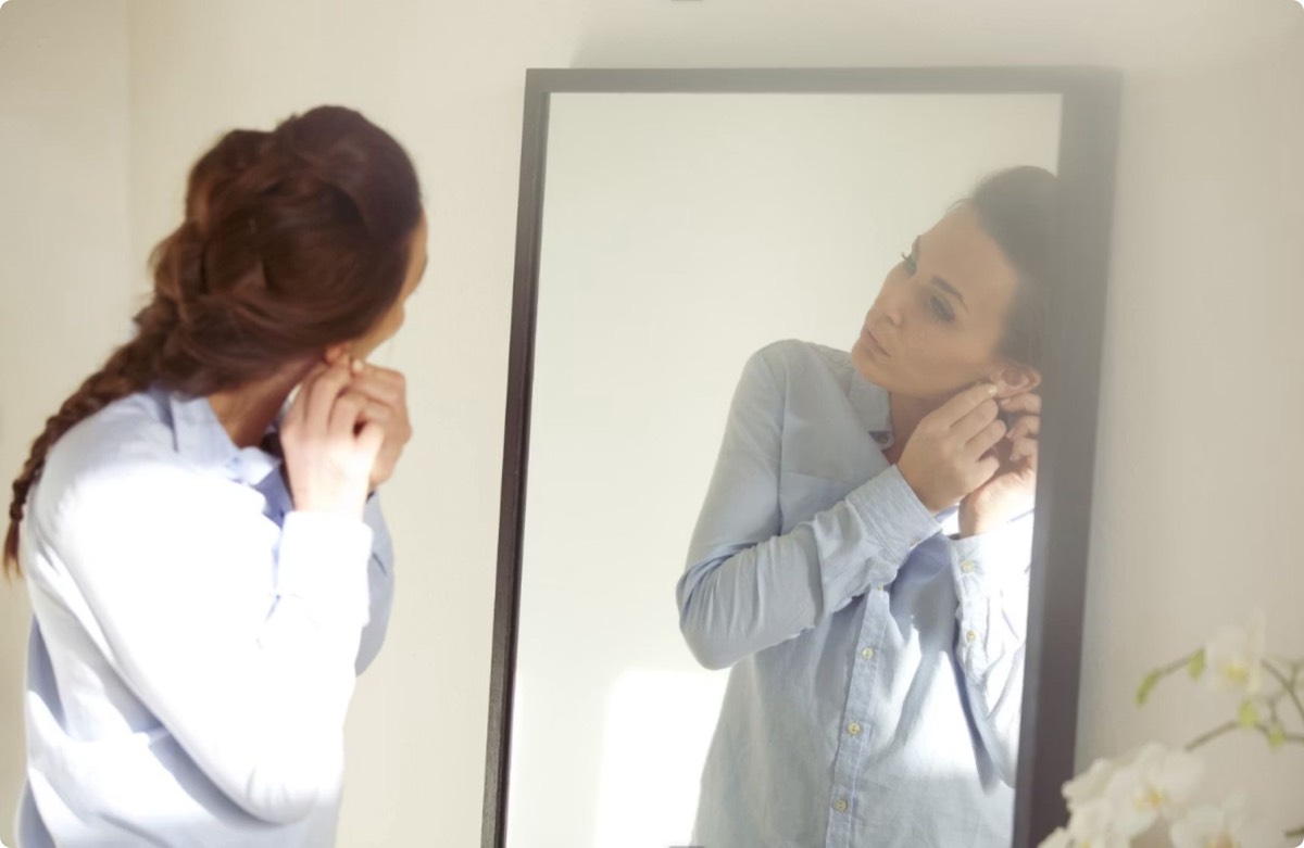 A woman seeing herself in a mirror